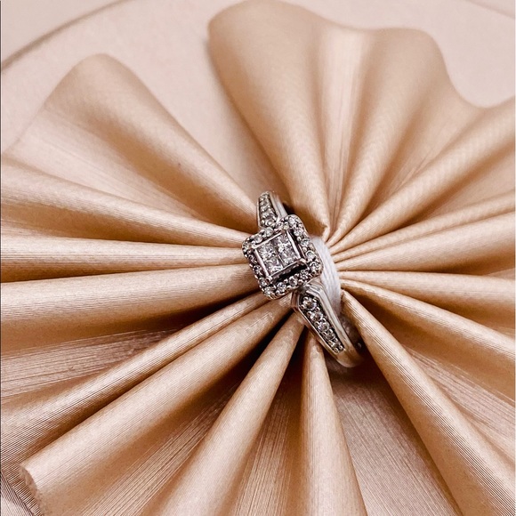 EUC 10K White Gold Princess-cut Diamond Ring - Picture 8 of 17